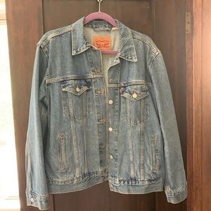 Authentic Levi’s light/medium wash denim jacket!